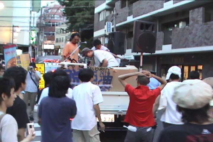 2005年のデモ行進の高円寺中央公園前の様子