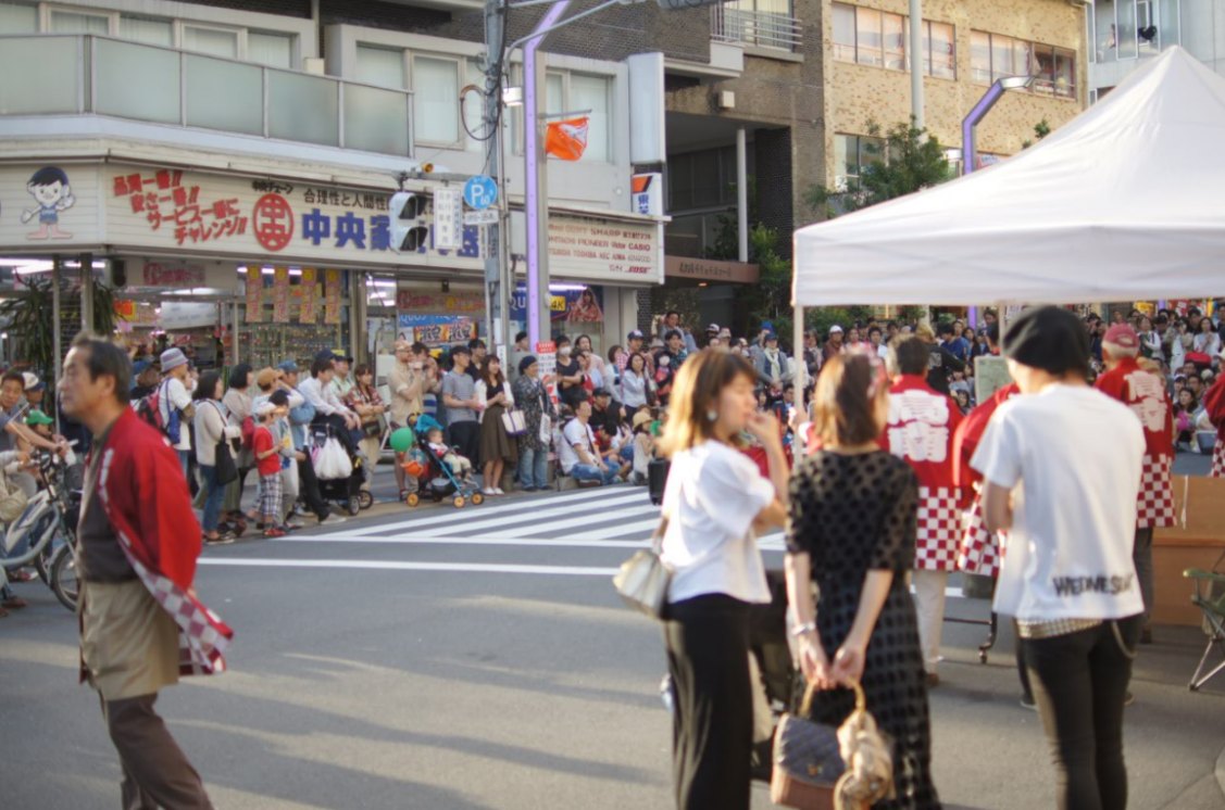 高円寺の広い通りに出ます。
