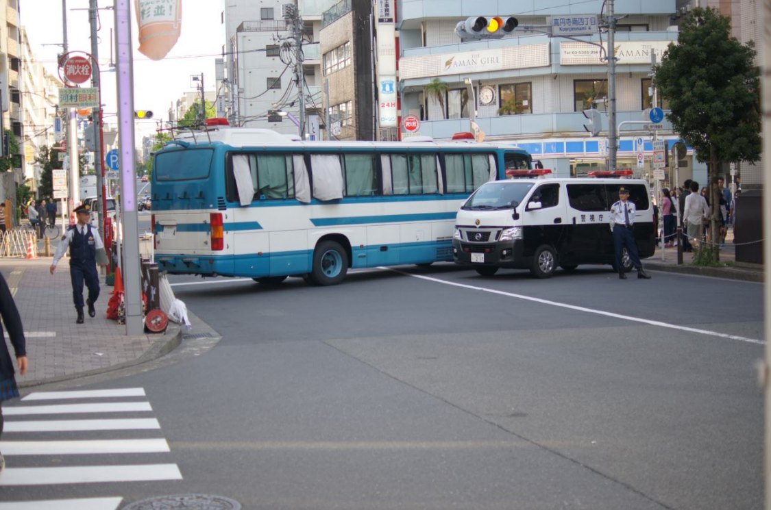 大道芸のために道路を封鎖している警察車両